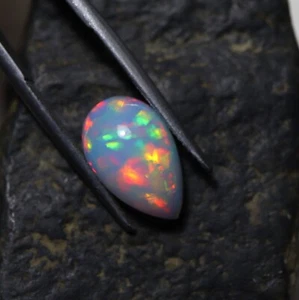 Cabujón ópalo etíope multi fuego natural con forma de pera 4,7 quilates 16x10 mm - Imagen 1 de 11