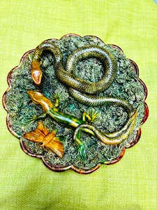 Antiguo plato de mayólica del siglo XIX Palissy Ware serpiente lagarto mariposa hierba - Imagen 1 de 13
