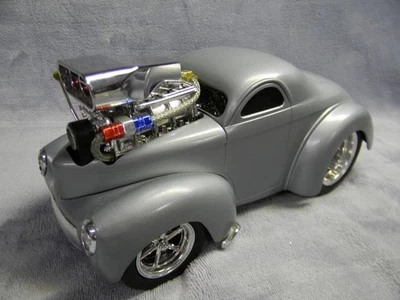 1/18 SCALE FUNLINE '41 WILLYS MUSCLE MACHINES CALIFORNIA TOO COOL SILVER DIECAST - Image 1 of 4