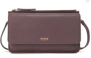 Tumi Belden Leder BOXED Geldbörse/Crossbody/Clutch Dark Mauve ~ Neu mit Etikett ~ perfektes Geschenk - Bild 1 von 8