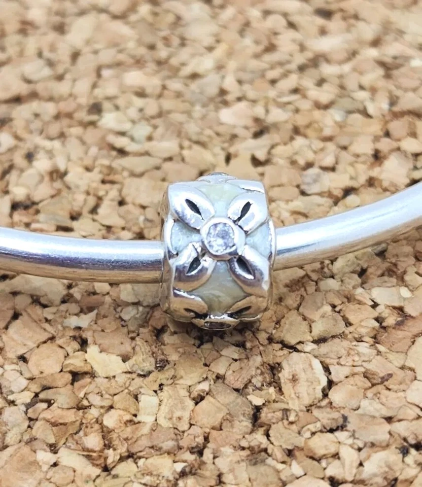 Auténtico ramo de primavera de plata esterlina con flores circonitas transparentes y cuentas con dije europeo Foto 1 de 4