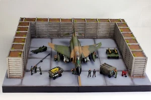 (PreOrder) F-4C Phantom in USAF Airbase Diorama Vietnamkrieg 1:48 Pro Built Model - Bild 1 von 24