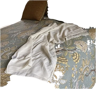 Jessica McClintock Bufanda Blanca Embellecida con Plata y Perlas Foto 1 de 4