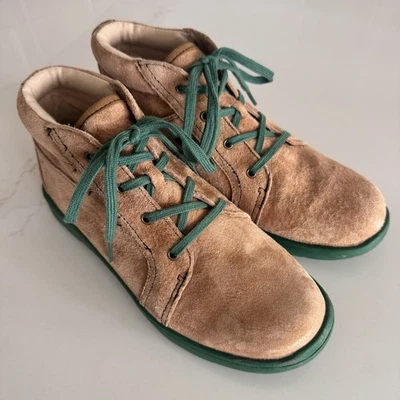 UGG Cassen High Top Shoe Ankle Boot Camel/Tan Suede Green Sole/Laces Youth 3 - Image 1 of 4