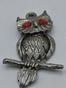 Silberfarbene Eule rotes Auge Charm - Bild 1 von 2