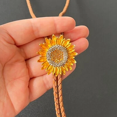 Collar de boda de cuero PU de aleación occidental con corbata de girasol de diamantes de imitación dorados Foto 1 de 4