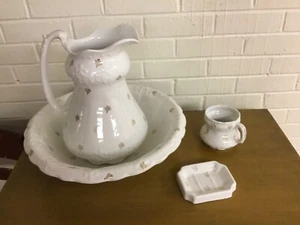 ANTIQUE VICTORIAN BASIN PITCHER SOAP DISH SMALL PITCHER SET GOLD DECORATIONS  - Photo 1 sur 12