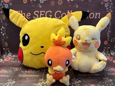Pokemon 2016 Tomy Pikachu Aniversario Peluche Torchic 2015 LOTE de 3 Almohadas Usadas en Excelente Condición Foto 1 de 4