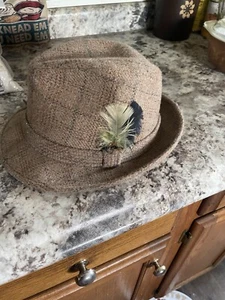Vtg Men’s Stevens Co Brown Plaid With Feathers Fedora Hat 7 1/4 - Picture 1 of 17