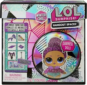 LOL Surprise Winter Chill Hangout Spaces Mobili Playset con Bambola Bling Queen - Foto 1 di 6