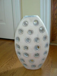 Jarrón blanco polvoriento Maitland Smith con recortes de aluminio # 2143-398 - Imagen 1 de 6