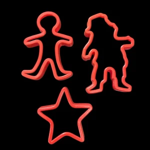 3 Vintage Christmas Cookie Cutters Red Plastic Gingerbread Man Santa Claus Star - Picture 1 of 3