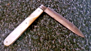 COLTELLO TASCABILE FRUTTA ARGENTO STERLING E MADREPERLA SHEFFIELD 1736-1838 - Foto 1 di 6
