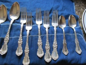 *Pieza 1902 CUCHARAS HORQUILLAS Y CUCHILLOS FLORALES Mangos Huecos 1835 R Wallace - Imagen 1 de 6