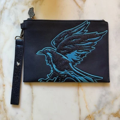 Bolso sin asas Danielle Nicole Ravenclaw con cremallera Harry Potter en azul Foto 1 de 4