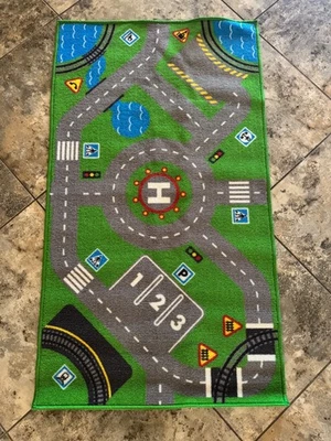 Alfombra IKEA STORABO, que es una alfombrilla de juego infantil diseñada con carretera y ciudad Foto 1 de 4