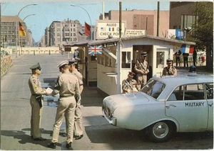 AK BERLIN  Mauer am CHECKPOINT CHARLIE Alliierte Soldaten, Baracke, FORD 60/70er - Bild 1 von 1
