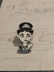 Audrey Hepburn Pin Badge P6 - Picture 1 of 3