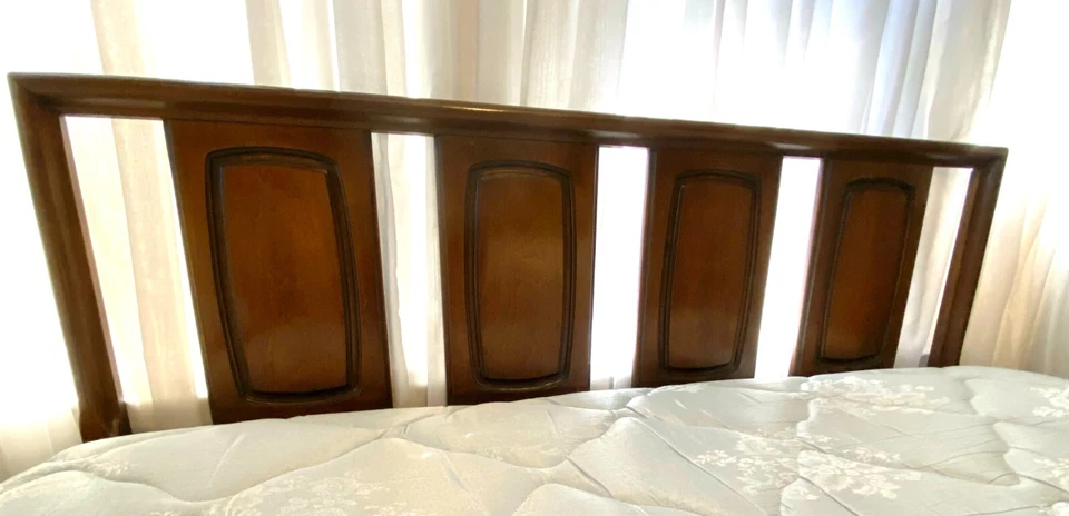 Cabecero Broyhill Énfasis Queen Size Nogal, Años 60 Vintage Mediados de Siglo Moderno Foto 1 de 1