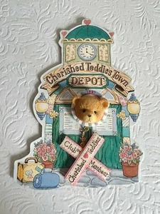 Enesco Cherished Teddies Town Depot Club Miembro Membear 1996 CRT279 - Imagen 1 de 2