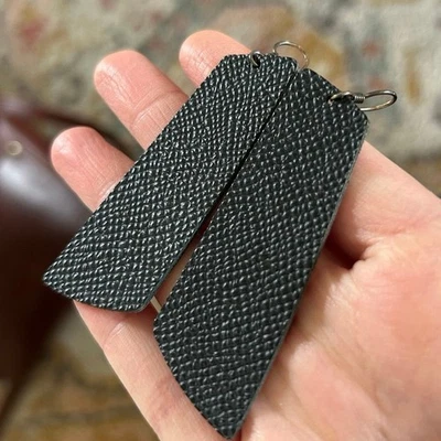 Pendientes de cuero ligeros de níquel y gamuza con gema de sílex unicornio usados en excelente estado negros texturizados Foto 1 de 4