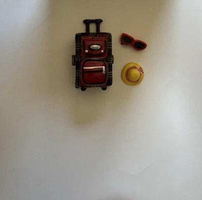 Caja de baratija enrollable a cuadros roja con bisagras con sombrero de playa y gafas de sol Foto 1 de 4