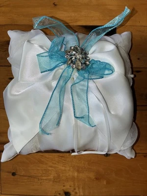 Anillo de boda Studio His & Hers almohada aspecto satinado blanco estrás arco azul 469411 Foto 1 de 4