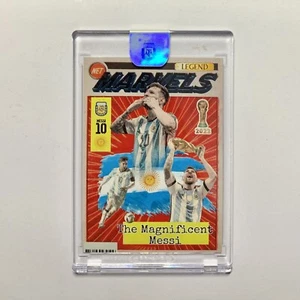 Lionel Messi NET MARVELS LEGEND WORLD COP TRIBUTO Carta Arte con Custodia LEGGERE PLS - Foto 1 di 4