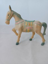 Idéale chambre d'enfant , figurine cheval en bois sculpté , tons pastel.
