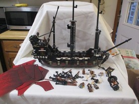 LEGO 4195 PIRATES OF THE CARIBBEAN QUEEN ANNES REVENGE MISSING TAN FEATHER &