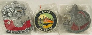 LOT 2 BNSF 2014 & 2016 WEIHNACHTSSCHMUCK & KANSAS DIVISION SOS MÜNZE [AH5] - Bild 1 von 7