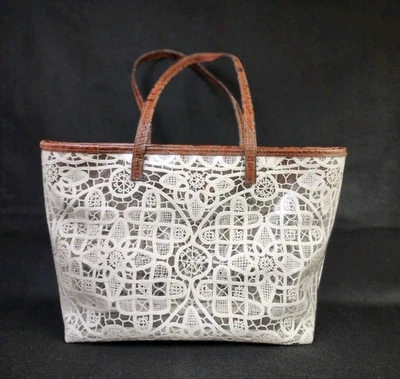 Bolso de hombro inteligente de encaje blanco y cuero con cremallera Foto 1 de 4