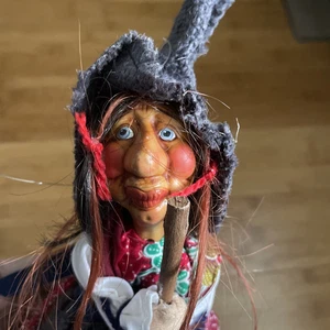 "Muñeca de bruja de cocina colgante en escoba - Figura de vieja dama espeluznante de Halloween 13""" - Imagen 1 de 11