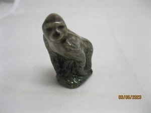 Wade Whimsie Gorilla Red Rose tea figurine - Picture 1 of 6