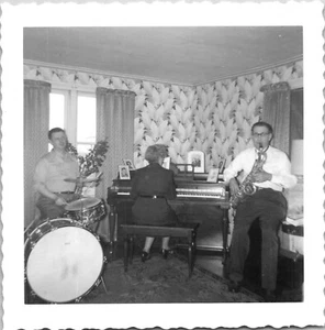 Vintage Foto Musical Jam Session im Wohnzimmer Klavier Schlagzeug Saxophon - Bild 1 von 2