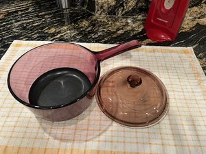 Corning Ware Visions Padella per salsa in vetro mirtillo viola 2,5 L con coperchio Pyrex CE - Foto 1 di 4