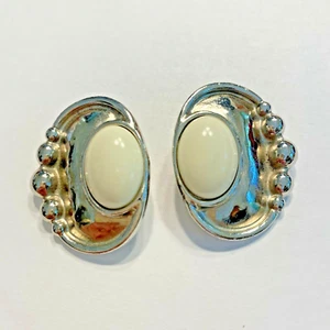 Vintage Ohrclips 70er Jahre Mod silberfarben mit cremeweißen Perlenmitten - Bild 1 von 4