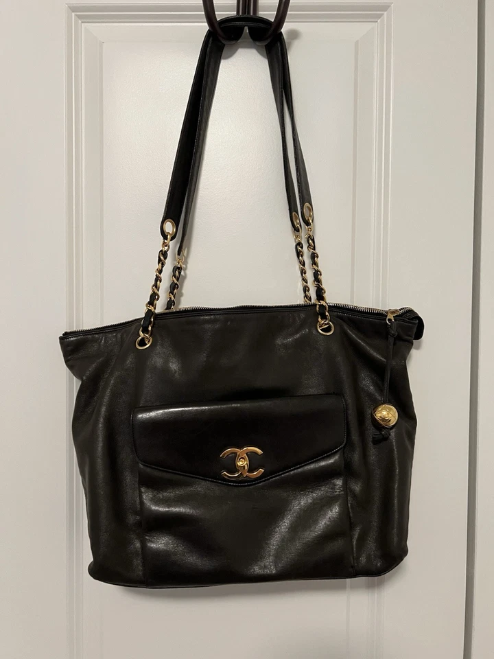 香奈儿 24k 黑色鱼子酱大号前口袋托特包带原装。 盒子,防尘袋 + — 第 1/4 张图片