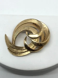 Vintage Crown Trifari Brooch brushed & shiny gold tone Swirl pin signed MCM - Picture 1 of 6