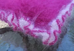 Mohair Kissen Dekokissen Sofakissen fuzzy thick langhaarig Fuchsia weiße Rüsche - Bild 1 von 3