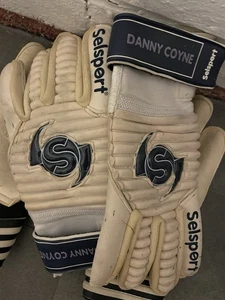 Danny Coyne….Signed goalkeeper Gloves (Danny Coyne) - Picture 1 of 5