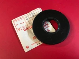 BRIDGESTONE • NOS 09090-126 Drive Counter Shaft Seal 350 GTR GTO Motorcycle - Imagen 1 de 2