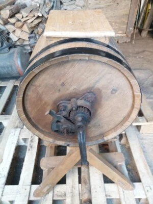 Baratte ancienne en bois à manivelle, mécanisme en fonte, montée sur chevalet. - Photo 1/4