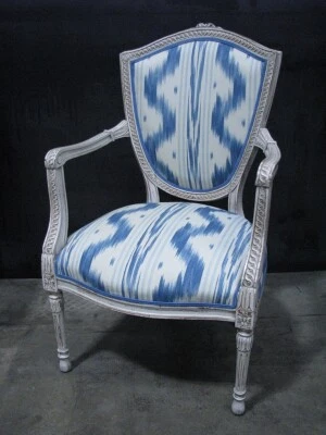 Sillón Luis XVI neoclásico con respaldo de escudo acabado envejecido, tapicería Ikat nueva Foto 1 de 4