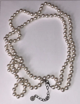 Collar RJ Graziano perlas sintéticas anudadas 59" y 4" color plata extendido Perlas de 10 mm Foto 1 de 4