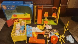 Vintage Suzy süßes Set Puppe Krippe Kommode Schaukel Set Tücher & Zubehör - Bild 1 von 17
