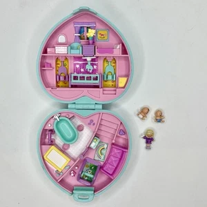 Vintage 1994 Polly Pocket Babytime Fun Blue Heart komplett 1 Puppe Mama & 2 Babys - Bild 1 von 13