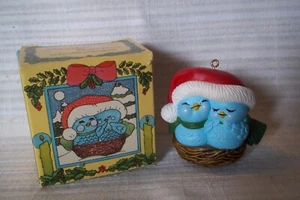 Adorno de recuerdo vintage Avon enclavado juntos AZUL pájaros - Imagen 1 de 1