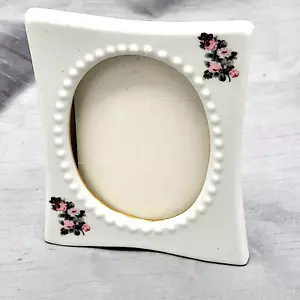 Cornice portafoto in ceramica bianca ornata con grappoli floreali rosa - Foto 1 di 6