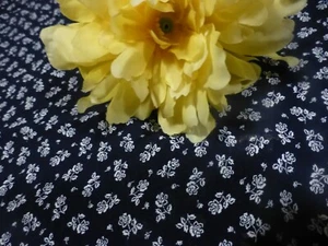 bleu marine ,fleurettes tissus ourlé  tous cotés  tapis de table ,futur rideau - Picture 1 of 3